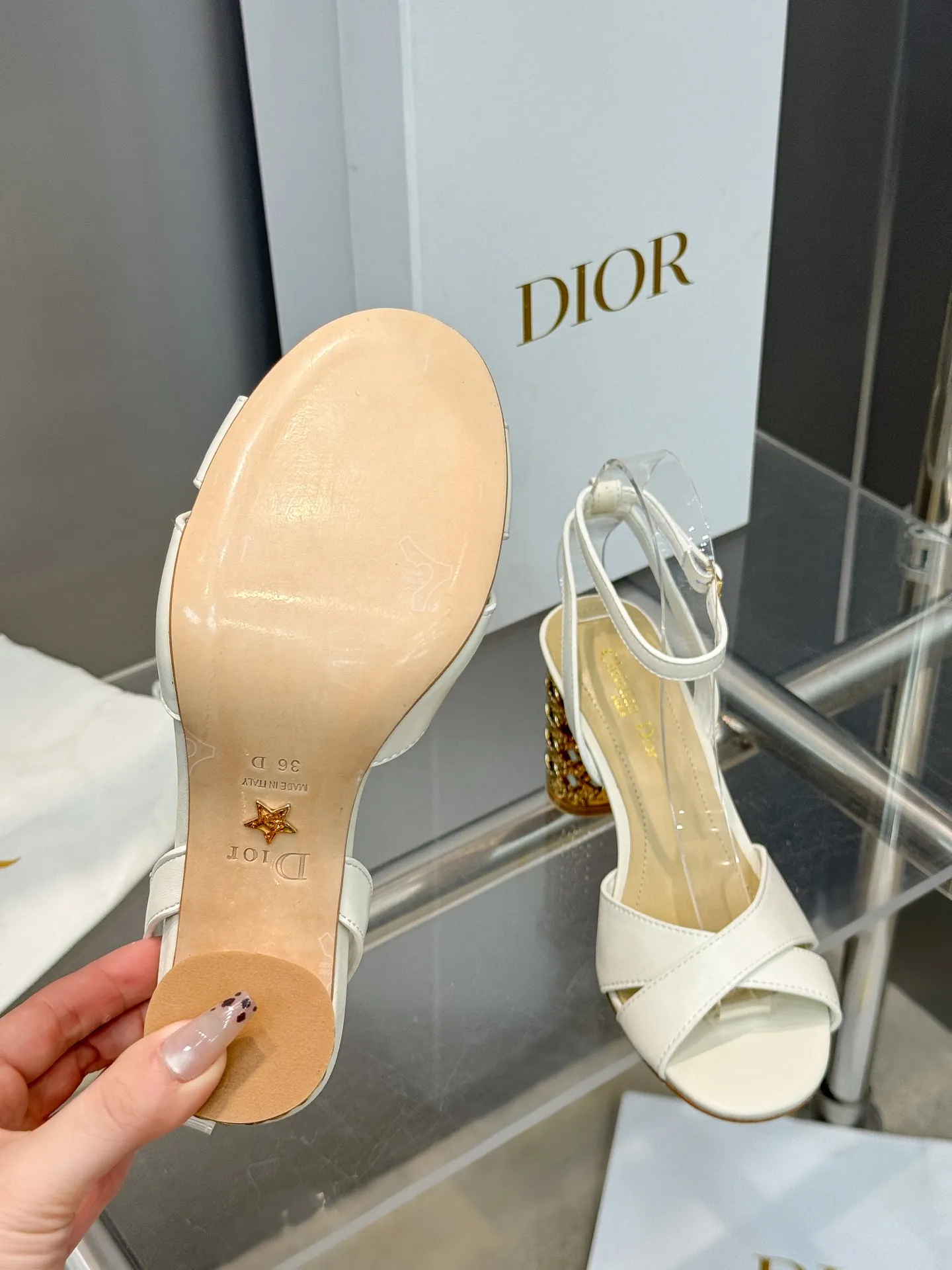 👟👟Ex-factory price 560👟👟 Dior 2024 autumn and winter new Icon series cylindrical heel ankle strap women's shoes CD star same style high-heeled round toe cross strap color matching sandals Material: imported full-grain calfskin upper + water-dyed sheepskin lining feet + Italian genuine leather outsole Heel height: 8.5CM Size: 35-42 Standard code (40.41.42. Customized, non-refundable)